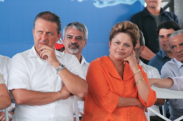 ENCONTRO Eduardo Campos e Dilma Rousseff no Recife, na semana passada. Ele tem chance de conquistar votos governistas e crescer no Nordeste (Foto: Clemilson Campos/JC Imagem)