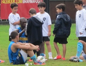 Seedorf e crianças treino Botafogo (Foto: Gustavo Rotstein / globoesporte.com)
