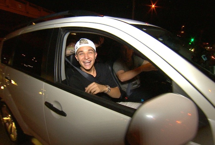 Marcão encarou o volante na carona com MC Gui (Foto: Revista de Sábado / TV TEM)