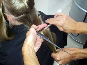 Garota de 10 anos corta o cabelo pela primeira vez para doar a amiga em tratamento contra o câncer em Campinas (Foto: Divulgação / Arquivo pessoal)