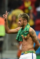 Neymar usa sunga de grife carioca durante partida contra Camarões