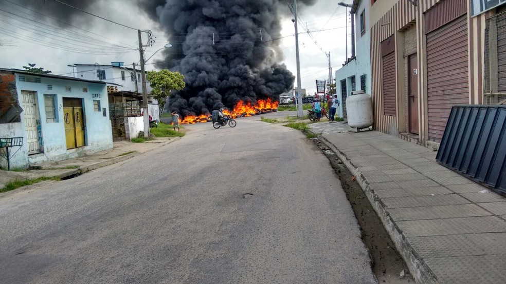 RECIFE: Protesto interdita também vias de acesso à BR-101, no bairro de Jardim São Paulo (Foto: Maurílio Coelho/WhatsApp)