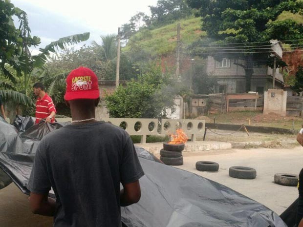 Moradores atearam fogo em pneus em Japeri, na Baixada Fluminense (Foto: Reprodução / TV Globo)