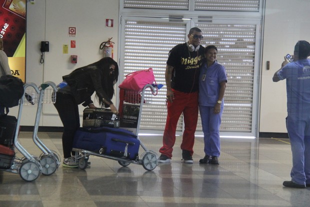 Naldo e Mulher Moranguinho no aeroporto internacional de Belém (Foto: Wesley Costa / AgNews)