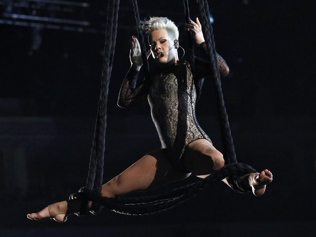 Pink se apresenta no Grammy, em Los Angeles, nos Estados Unidos (Foto: Mario Anzuoni/ Reuters)