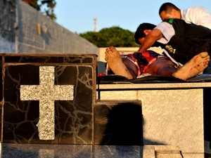 Policiais Civis fazem percia em homem morto dentro de cova, em cemitrio no Esprito Santo (Foto: Fernando Madeira/ A Gazeta)