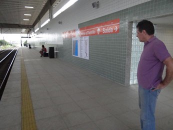 Engenheiro observa plataforma da estação. (Foto: Lorena Aquino/ G1)