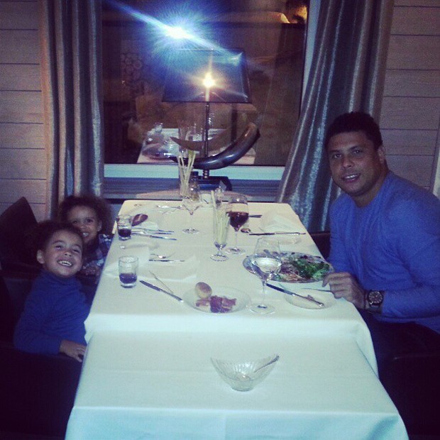 Ronaldo com as filhas (Foto: Instagram / Reprodução)