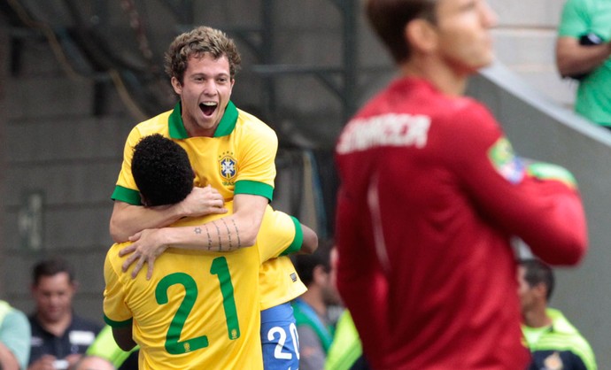 Bernard e Jô comemoração gol Brasil Austrália (Foto: Jorge William / Ag. O Globo)
