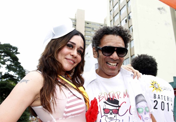 Alessandra Negrini e Simoninha, que puxou o bloco alternativo em São Paulo (Foto: Paduardo/AgNews) Alessandra Negrini e Simoninha, que puxou o bloco alternativo em São Paulo (Foto: Paduardo/AgNews)