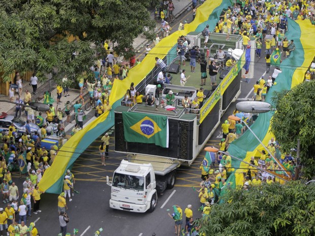 BELÉM - Organização do evento usou carros com e trios elétricos durante a passeata contra o governo Dilma. (Foto: Tarso Sarraf/O Liberal)