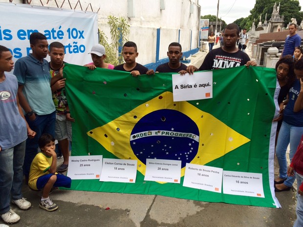 Amigos levam bandeira do Brasil e fazem protesto no velório (Foto: Henrique Coelho/ G1)