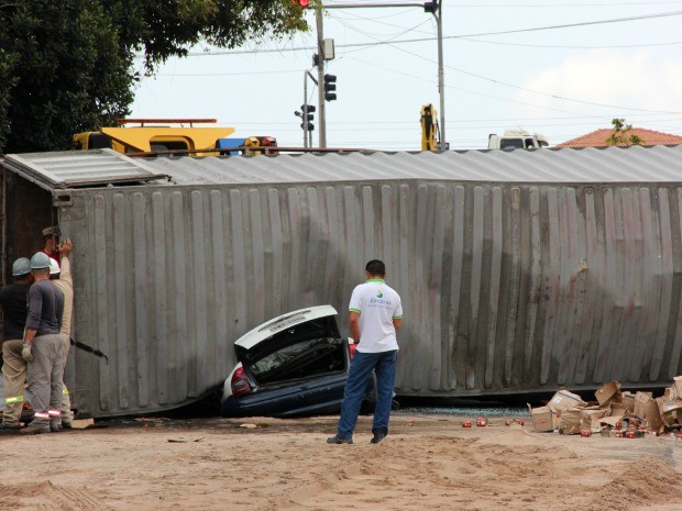 Carga precisou ser retirada para remover veículo com vítimas (Foto: Suelen Gonçalves/G1 AM)