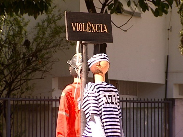 Homem usa bonecos para criticar problemas sociais (Foto: Reprodução/TV Gazeta)
