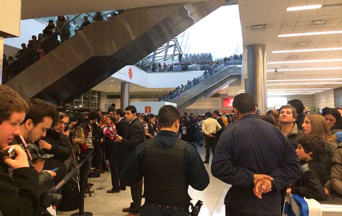 Torcida espera uruguai no aeroporto (Foto: Amanda Kestelman)