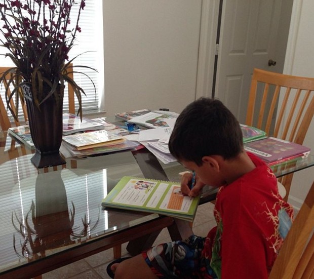 Victor, filho de Carla Perez e Xanddy, estudando na casa deles nos EUA (Foto: Reprodução/Instagram)