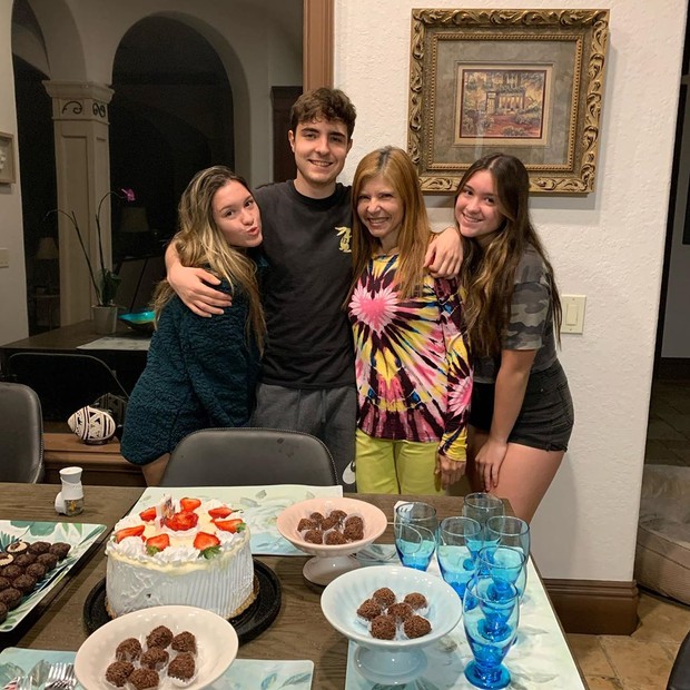 João Augusto Liberato comemora os 19 anos com a mãe, Rose Miriam, e as irmãs, Sofia e Marina (Foto: Reprodução/Instagram)
