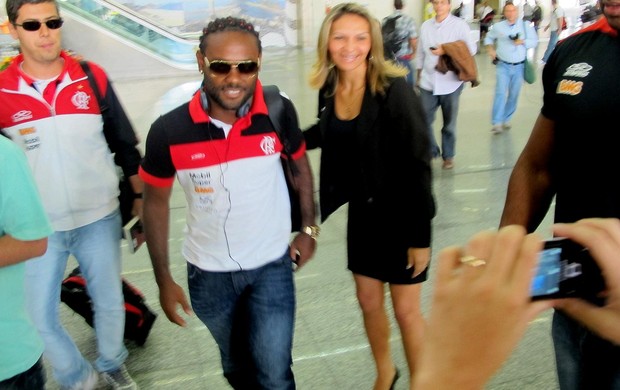 vagner love flamengo desembarque (Foto: Janir Júnior / Globoesporte.com)