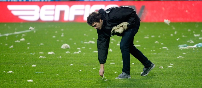 queda pedaços de lã de vidro do teto no gramado estádio da luz benfica e Sporting (Foto: Agência AP)