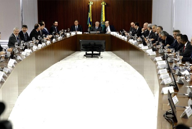 O presidente em exercício Michel Temer durante reunião com líderes da base aliada no Palácio do Planalto (Foto: Reprodução/Twitter)
