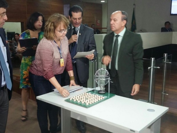 Ordem foi definida por sorteio, no TRE-PE, no Recife (Foto: Pedro Lins/TV Globo)