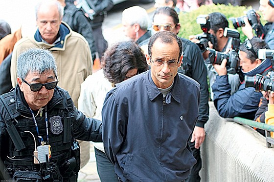 Marcelo Odebrecht ao ser preso pela Polícia Federal (Foto: Gisele Pimenta/Frame/Folhapress)