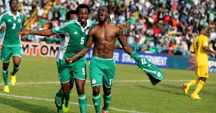Moses abre o placar para a Nigéria (Foto: Reuters)