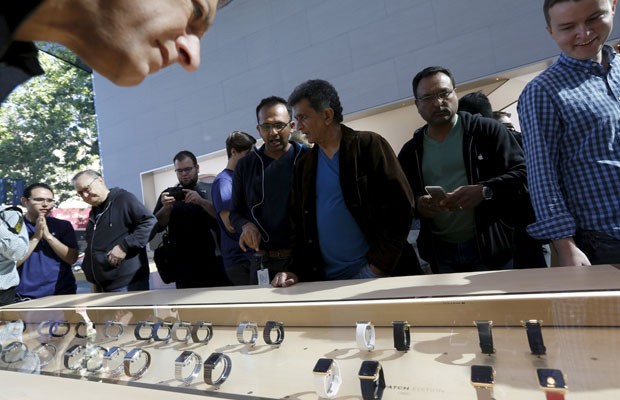 Consumidor vê Apple Watch em loja da Califórnia, no primeiro dia de venda dos relógios inteligentes da Apple. (Foto: Robert Galbraith/Reuters)