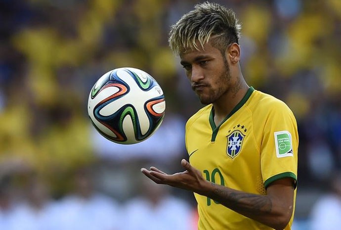 Neymar se prepara para bater pênalti em jogo contra o Chile