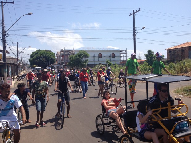 Pedalada que iniciou na orla de Macapá também percorreu ruas do bairro Santa Inês (Foto: Abinoan Santiago/G1)