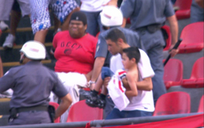 Torcedor carrega criança em briga São Paulo x Corinthians (Foto: Reprodução SporTV)