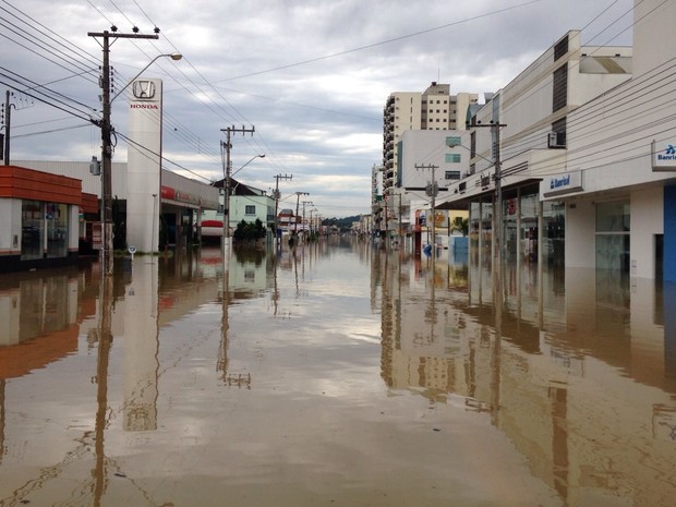 Chuva SC: estabelecimentos comerciais fecharam em algumas ruas de Rio do Sul (Foto: Douglas Márcio/RBS TV)