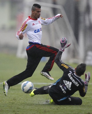 Paulo Victor e Thallyson no treino do Flamengo (Foto: MÁRCIO MERCANTE)