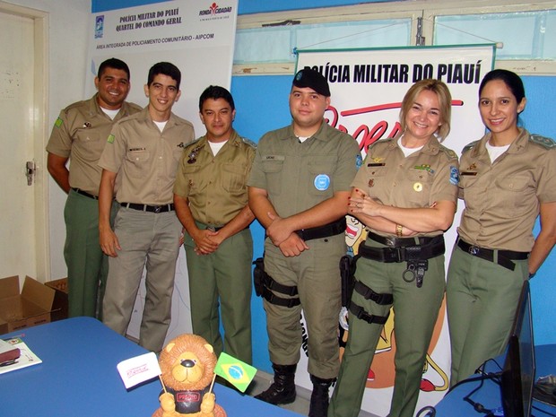 Equipe da Polícia Militar que realiza o Proerd no estado do Piauí (Foto: Gil Oliveira/ G1)