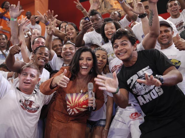Regina Casé e capoeiristas (Foto: Globo/João Januário)