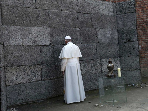 Papa Francisco reza diante da parede da morte, usada na execução de presos (Foto: David W Cerny / Reuters)