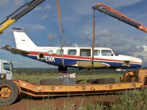 Peças do avião que levava Huck e Angélica são levadas para empresa (Foto: Reprodução/ TV Morena)