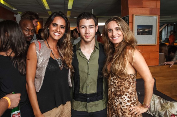 Marcella Fogaça, Nick Jonas e Dora Vergueiro em bar no Rio (Foto: Marcos Samerson/ Agência We love Photo!)