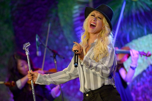 No mesmo mês, fevereiro de 2014, Christina Aguilera anunciou que estava grávida de noiva do namorado de longa data Matt Rutler. (Foto: Getty Images)