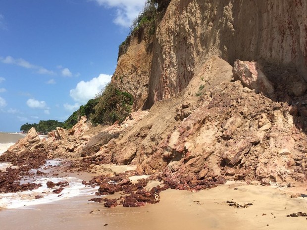Erosão tem avançado na Barreira do Cabo Branco com a força do mar  (Foto: Walter Paparazzo/G1)