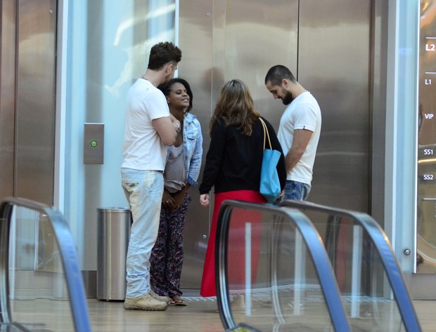 Igor Rickly e Rafael Cardoso passeiam com suas mulheres gravidas em shopping (Foto: Henrique Oliveira/AgNews)