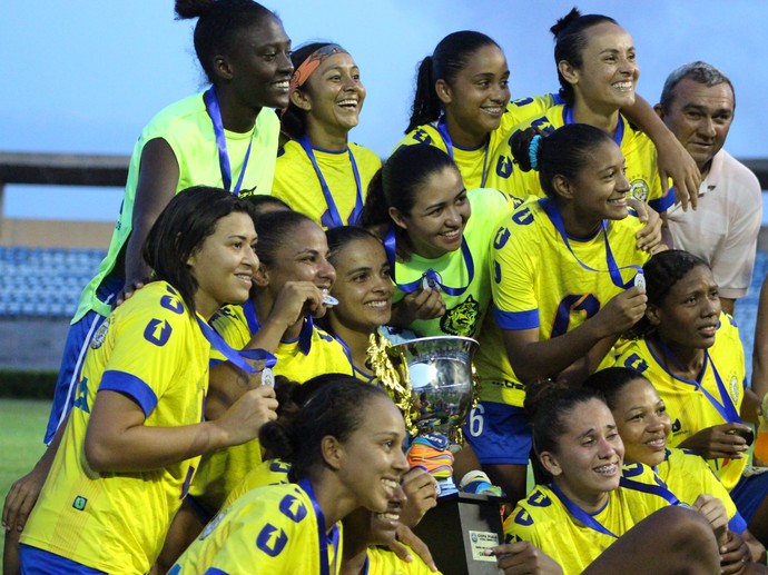 Atletas posam com troféu da Copa Piauí (Foto: Emanuele Madeira)