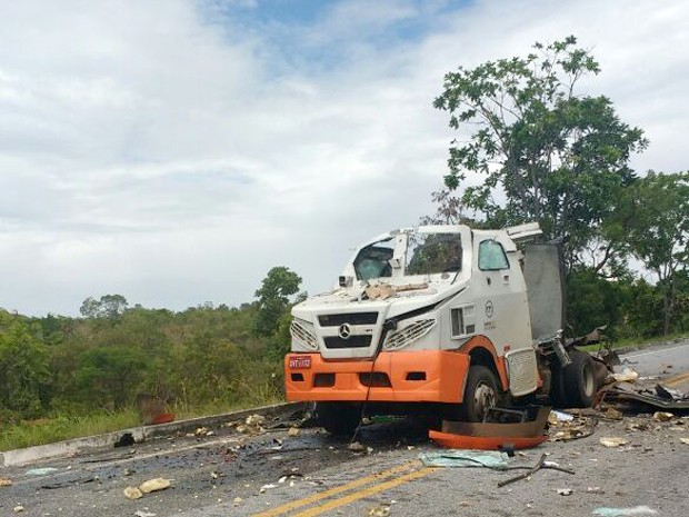 Carro forte alvo de ataque em rodovia do entorno do Distrito Federal (Foto: Polícia Militar/Divulgação)