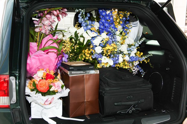 Carol Trentini com o marido e o filho saindo da maternidade (Foto: Manuela Scarpa / Foto Rio News)