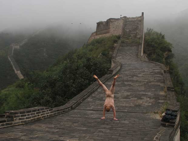 Fazendo a pose na Grande Muralha da China (Foto: The Naked Handstander/Divulgação)