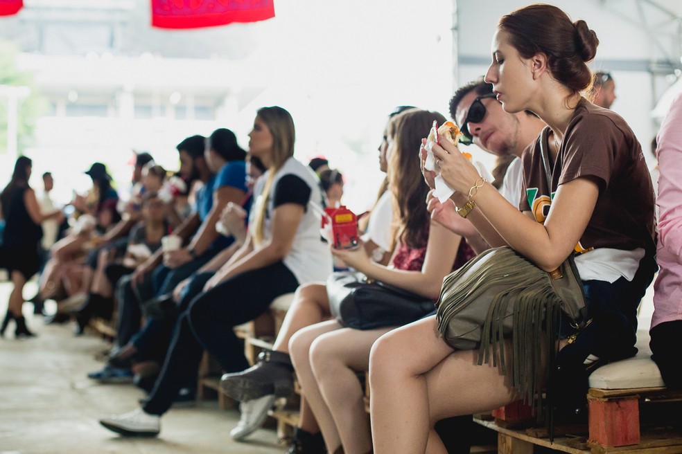 Fãs se alimentam no Chef' Stage do Lollapalooza 2015 (Foto: Divulgação / I Hate Flash)