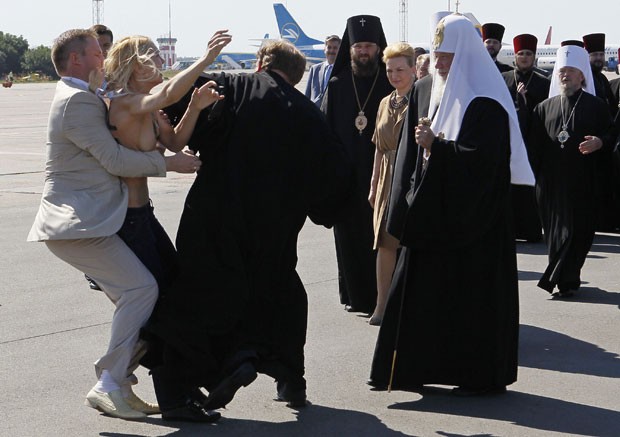Mulheres do grupo ucraniano Femen realizaram um protesto seminu nesta quinta-feira (26) contra a chegada do líder da Igreja Russa Ortodoxa, o patriarca Kirill, à capital ucraniana, Kiev. (Foto: Gleb Garanich/Reuters)