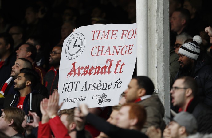 Protesto torcida Wenger Arsenal (Foto: Reuters)