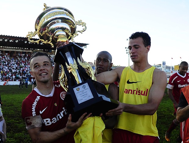 D'Alessandro e Damião com a Taça Piratini (Foto: Alexandre Lops/Divulgação, Inter) D'Alessandro e Damião com a Taça Piratini (Foto: Alexandre Lops/Divulgação, Inter)