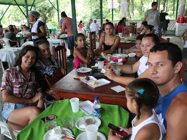 O técnico em eletrônica Gilmar Serrão aproveitou o domingo para levar a família para tomar um café regional (Foto: Marcos Dantas / G1 AM)